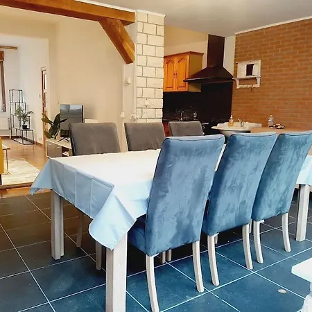 Evere House Nyaraló *