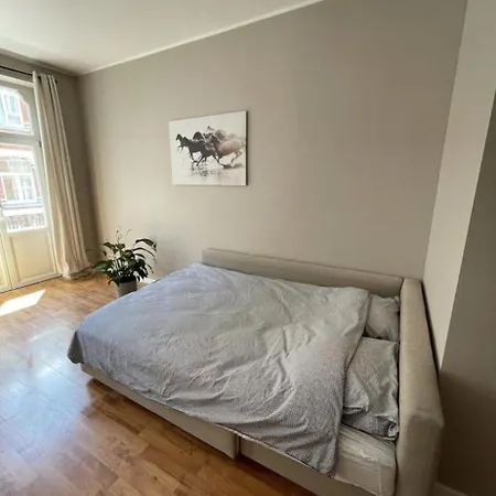 Lumineux Dans Un Quartier Anime #2