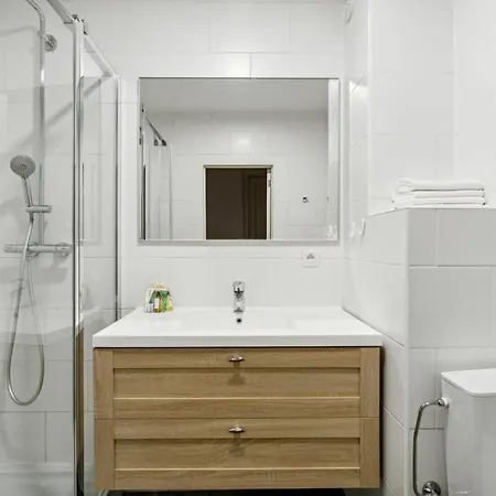 Degroux 82 - Self Check In By Homenhancement *