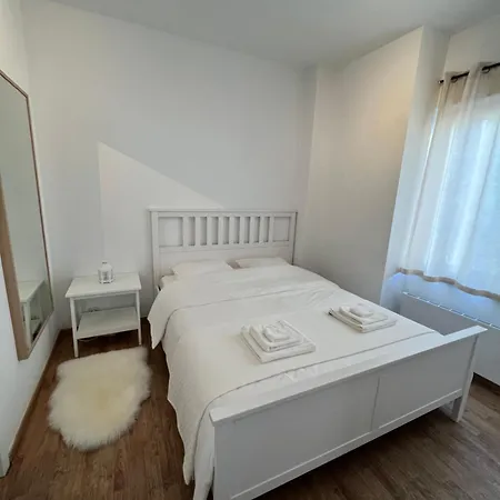 Lumineux Dans Un Quartier Animé