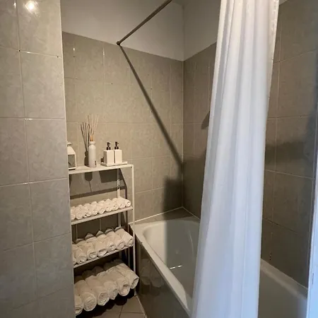 Lumineux Dans Un Quartier Animé *