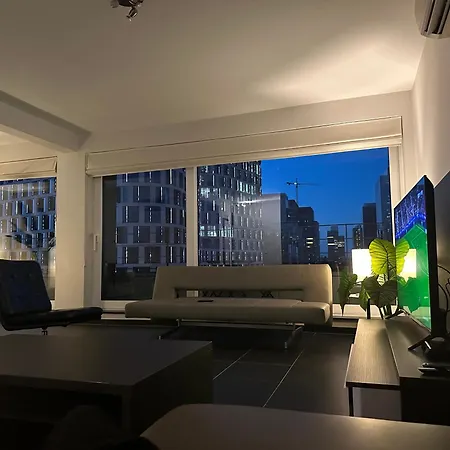 Apartmán In Heart Of With Balcony View *