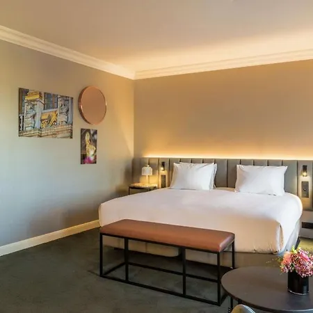 Hilton Grand Place מלון