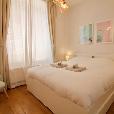 דירה Heart Of Grand Place - Stunning 3br Triplex בריסל
