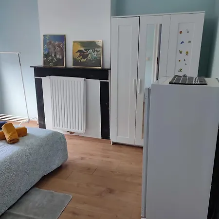 Confortable Avec Un Lit Double A Schaerbeek Cle Bleu 民宿