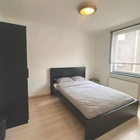 A 2 Pas De La Gare Du Midi Apartamento *