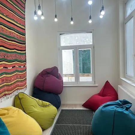 Exceptional 600 M2 Spacious 12bd 12ba *
