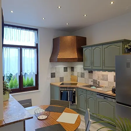 Modern Triplex 140m2 - 4 Bedrooms, 1 Living & 2 Bathrooms - 8 People In *