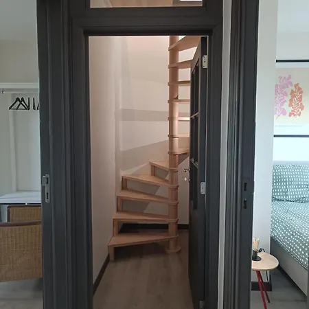 Modern Triplex 140m2 - 4 Bedrooms, 1 Living & 2 Bathrooms - 8 People In * 브뤼셀