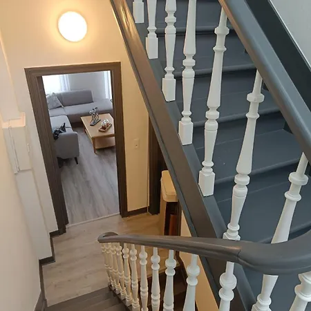 Modern Triplex 140m2 - 4 Bedrooms, 1 Living & 2 Bathrooms - 8 People In 布鲁塞尔