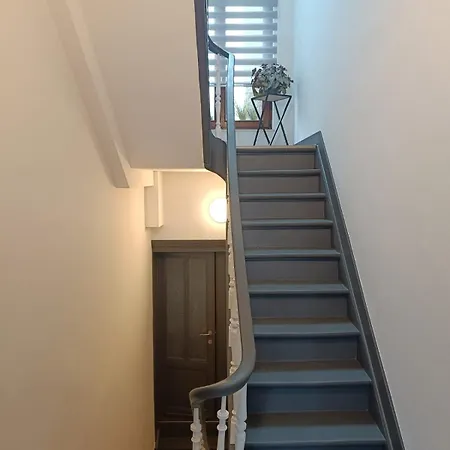 Modern Triplex 140m2 - 4 Bedrooms, 1 Living & 2 Bathrooms - 8 People In アパート *