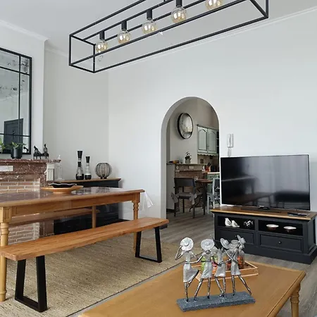 Modern Triplex 140m2 - 4 Bedrooms, 1 Living & 2 Bathrooms - 8 People In 아파트 브뤼셀