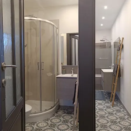 アパート Modern Triplex 140m2 - 4 Bedrooms, 1 Living & 2 Bathrooms - 8 People In ブリュッセル