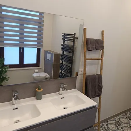 Modern Triplex 140m2 - 4 Bedrooms, 1 Living & 2 Bathrooms - 8 People In * 브뤼셀