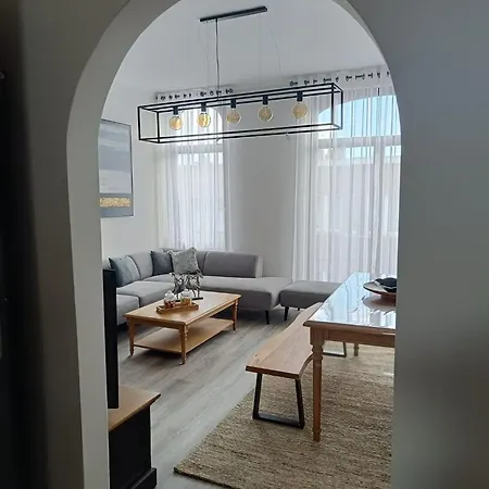 Modern Triplex 140m2 - 4 Bedrooms, 1 Living & 2 Bathrooms - 8 People In * 布鲁塞尔