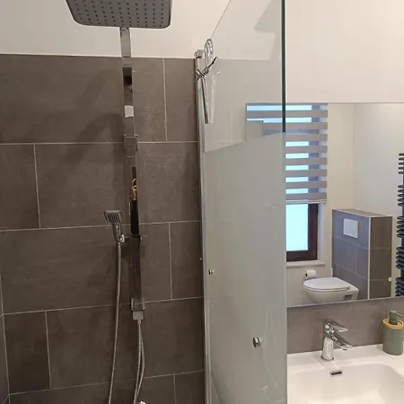 Modern Triplex 140m2 - 4 Bedrooms, 1 Living & 2 Bathrooms - 8 People In アパート ブリュッセル