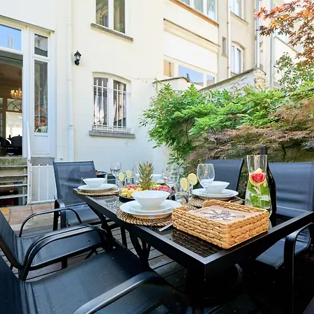 Luxurious 6-br Mansion Near European Union شقة