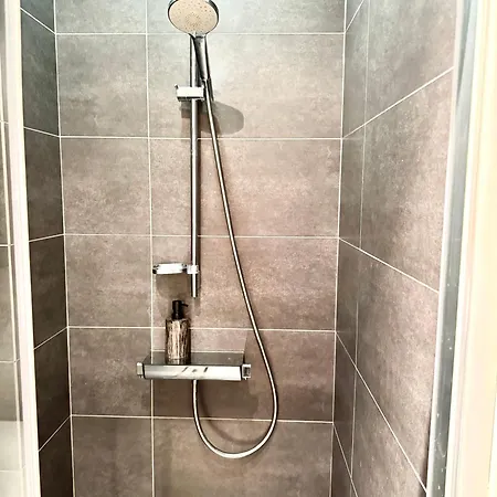 Beautiful 2 Bedroom Familiar Luxury דירה