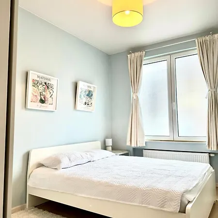 Beautiful 2 Bedroom Familiar Luxury בריסל