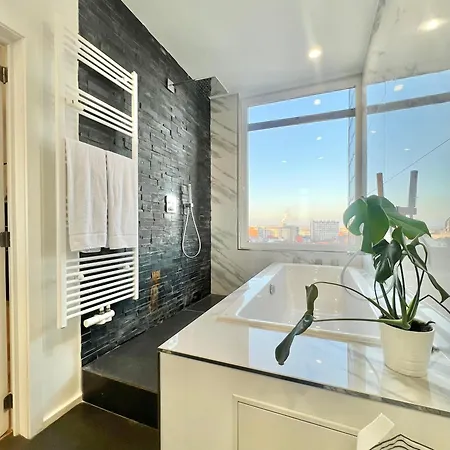 Lovely Loft In Panoramic View!