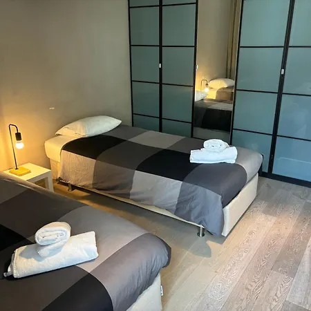 Comfortable Two Bedroom In Center דירה *