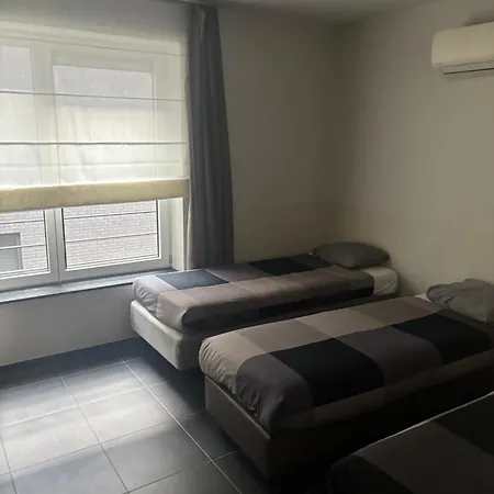 Charming With Balcony Views 아파트