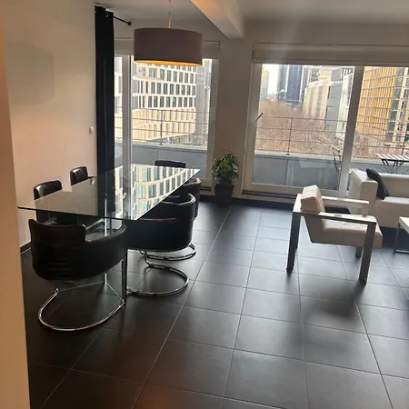 Charming With Balcony Views 아파트 *