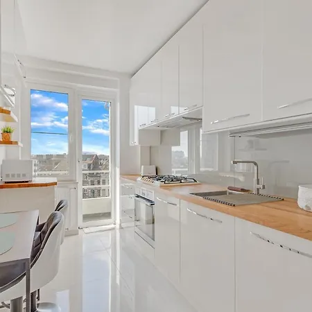 2 Bedroom Midi Apartment *
