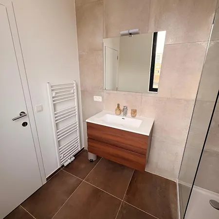 Bright And Minimalist Private Bedroom Montgomery Area Guest house *
