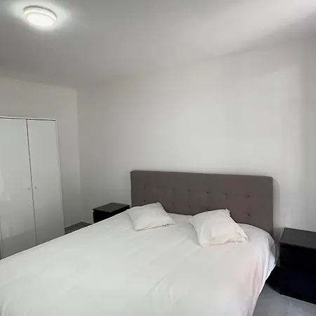 Luxury 2br & Jacuzzi Near Expo 12 & Ing Arena Apartmán
