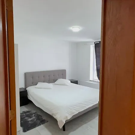 Luxury 2br & Jacuzzi Near Expo 12 & Ing Arena