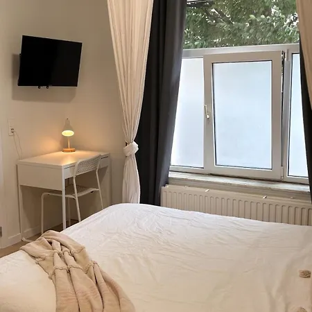 Comfortable 10 Min From Midi Station And 15 Min From Center *