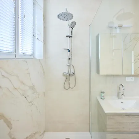 Louise Center Apartment Brüssel