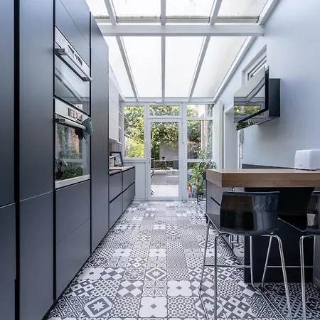 Uccle - Elegance & Modernity In A Quiet Setting