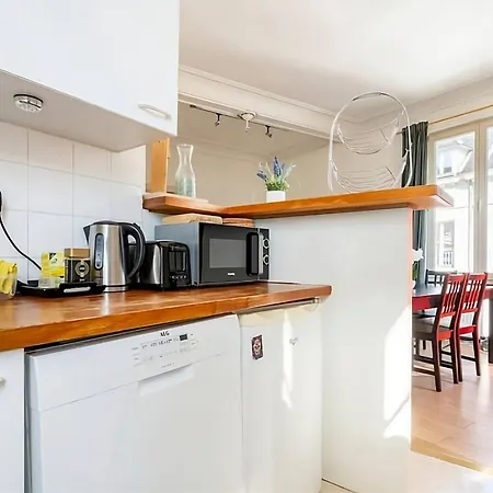 Bright 2br Flat In A Historic Square Near Eu Area