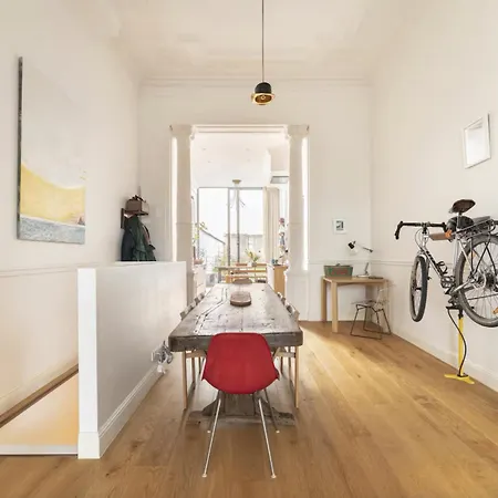 Privatunterkunft Cozy With Garden *