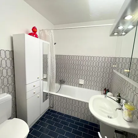 - - - - - Au Sixième Ciel - - - - - *