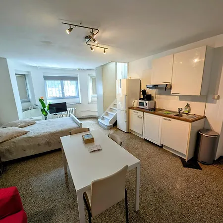 And Convenient Near Supermarkets And Public Transports Daire Brüksel