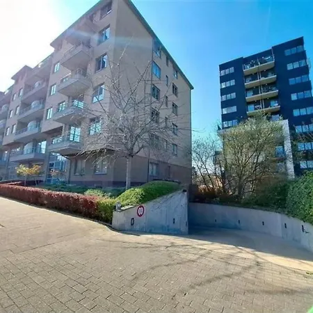Daire Close To Nato Bus Tram Calm Location Parking Extra Onsite Disc Parking Brüksel