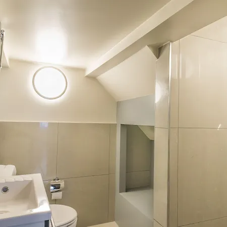 Agora Grand Place מלון 3*