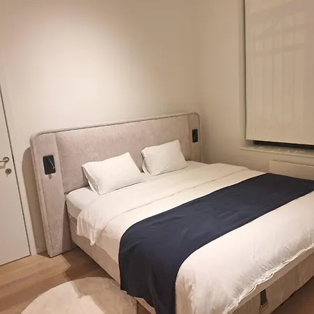 Louise Luxe In *