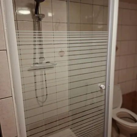 Et Dans Un Immeuble בריסל