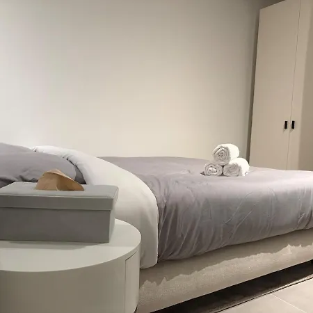 Residentiel A Tour Et Taxi Apartmán