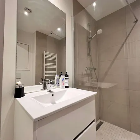 Lovely With Balcony By Grand Place For 4 Apartment