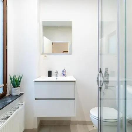 Over Two Floors For 5 Guests Near Midi & Grand Place アパート *