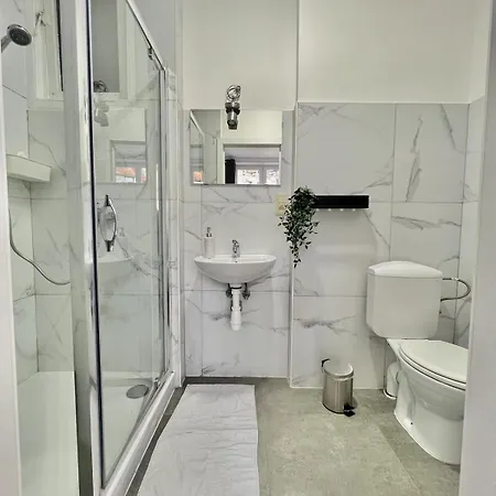 Διαμέρισμα Spacious For 6 Near Center Of *