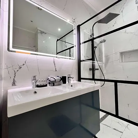 Cosy Family For Up To 9 Guests Near Midi Station Διαμέρισμα *