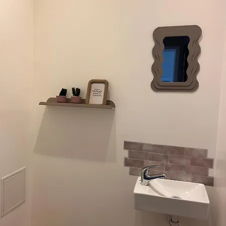 Elegant Renovated 2 Bedrooms Close To Transport *