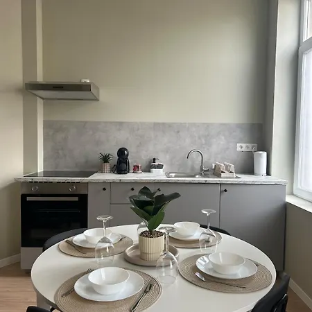 Elegant Renovated 2 Bedrooms Close To Transport Daire *