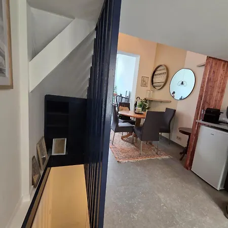 Industrial-style Loft With Mezzanine Bedroom In Prime Area 브뤼셀